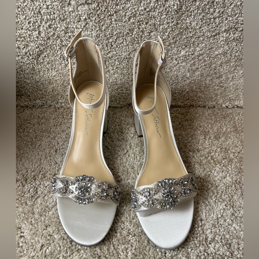Betsey Johnson Ivory Women's Sb-Mel Block Heeled Sandal Size 8 NWB